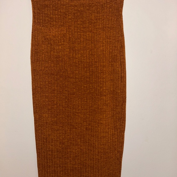 Ribbed Knit Midi Skirt - Picture 4 of 4